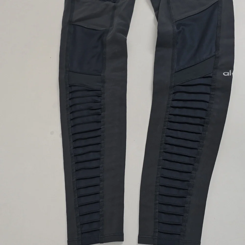 ALO YOGA MID-WAIST MOTO LEGGING